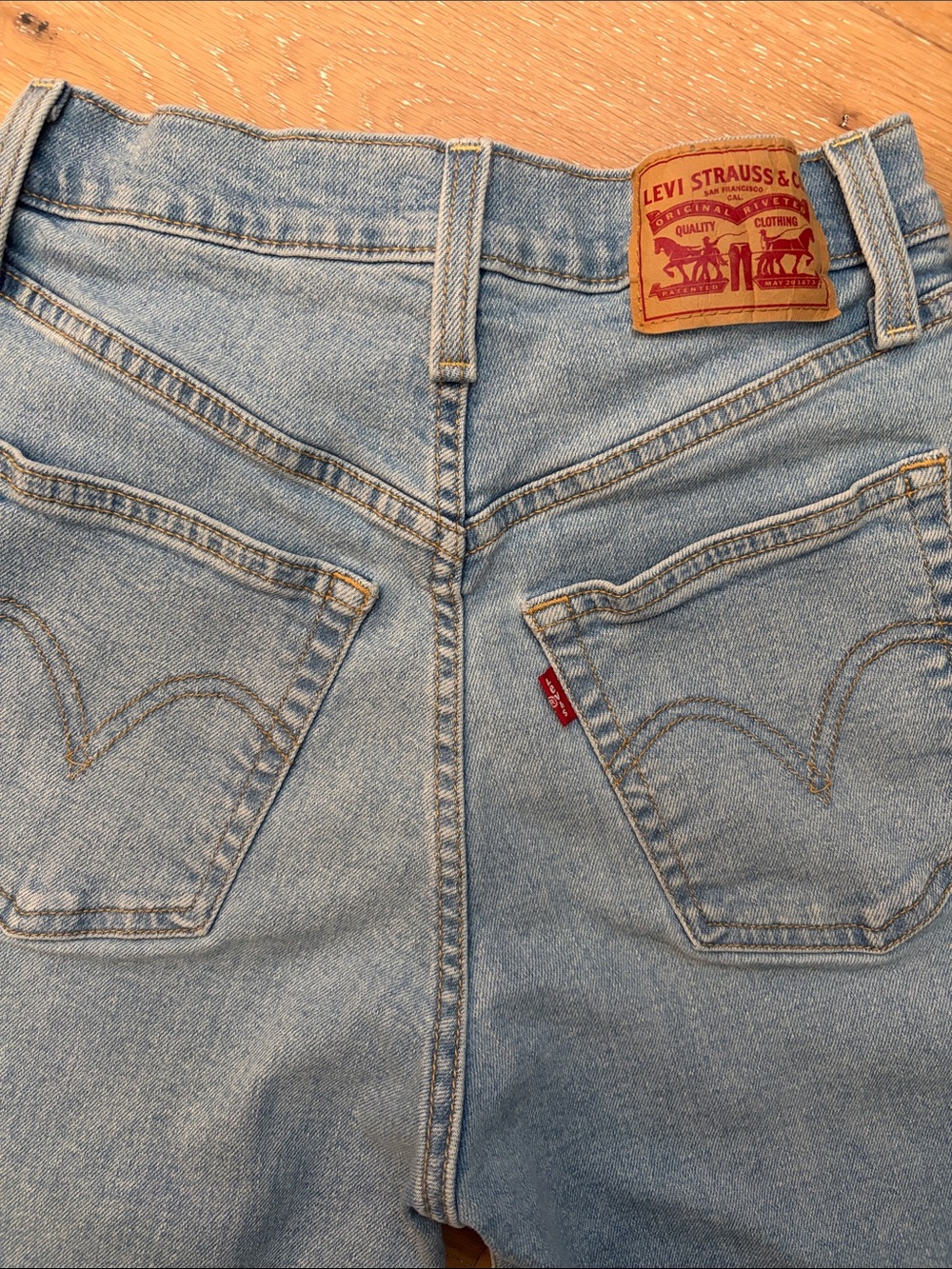 Women’s Distressed Levi’s Ribcage Straight Ankle Jeans (26) - Picture 4 of 11
